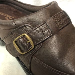 Easy Street Shoe Engage Women sz 9 Brown Faux Leather Buckle Accent Mules Slipon